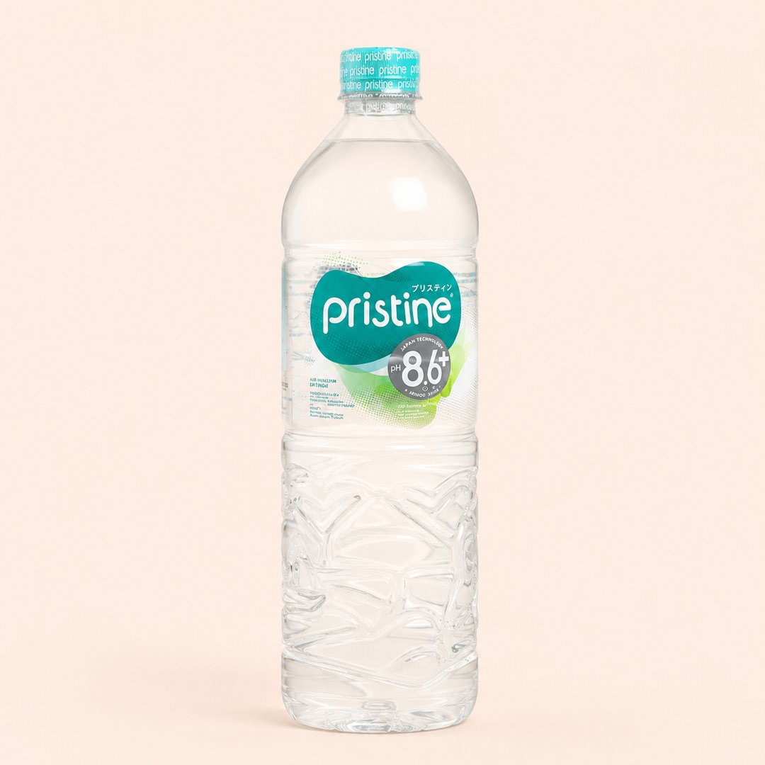 Botol Pristine air minum alkali pH 8.6+ 1500 ml dengan latar krem.