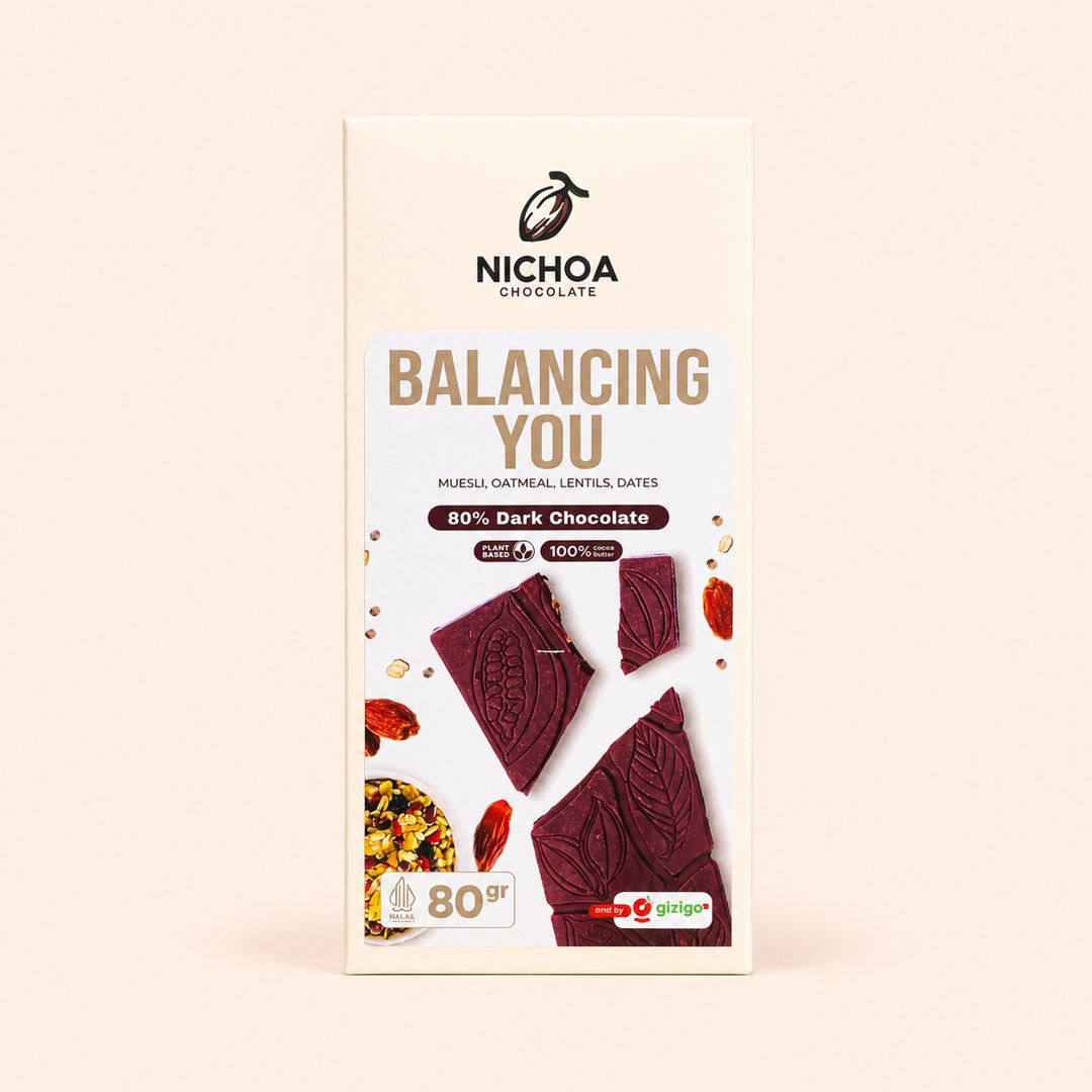 Cover produk Nichoa Balancing You 80% Dark Chocolate Muesli & Dates 80g dengan latar krem
