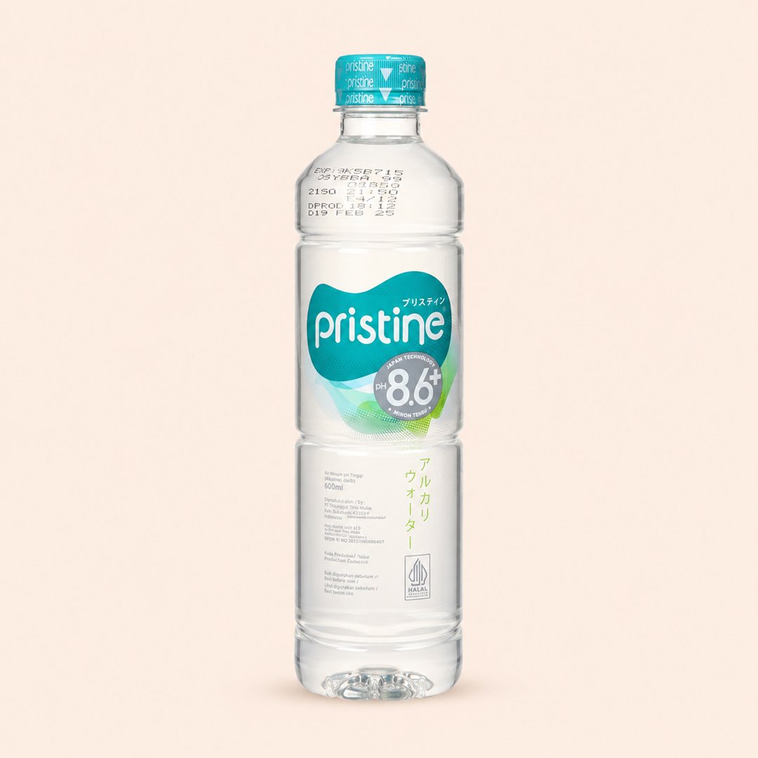 Botol Pristine air minum alkali pH 8.6+ 600 ml dengan latar krem.