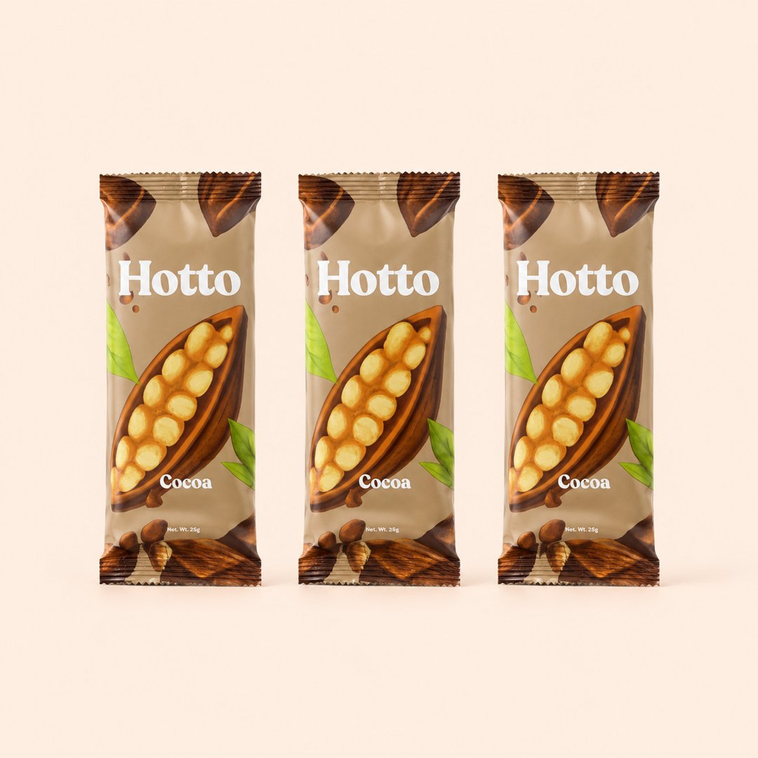 Tiga sachet Hotto Cocoa Multigrain Oat dengan latar krem.